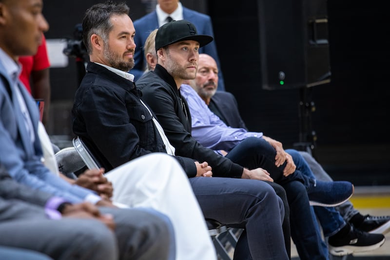 El Segundo, CA - June 06: Siblings Joey and Jesse Buss (in black hat), from left, sitting in the front row during a press conferrence announcing new Los Angeles Lakers head coach Darvin Ham, at the UCLA Health Training Center, in El Segundo, CA, Monday, June 6, 2022.  (Jay L. Clendenin / Los Angeles Times via Getty Images)