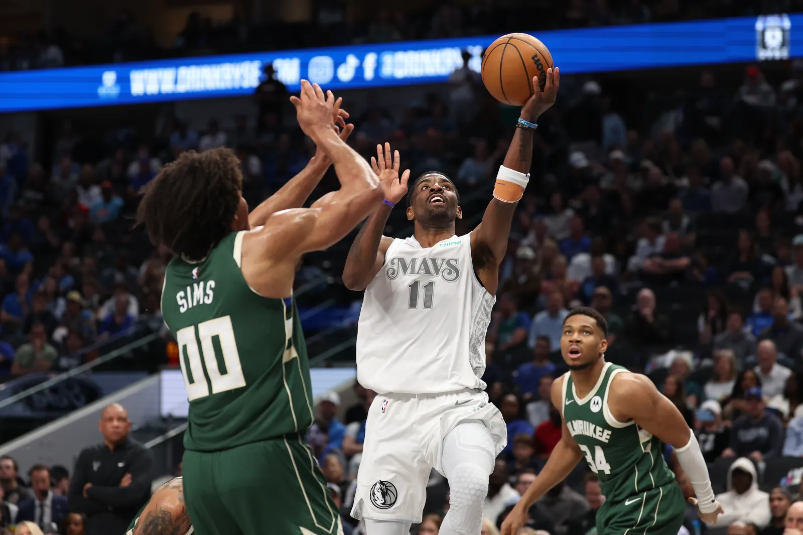 Mavericks guard Kyrie Irving