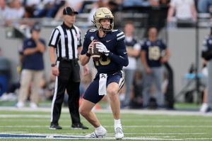 AKRON, OH - SEPTEMBER 20: Akron Zips quarterback Ben Finley (10) looks to pass during the first quarter of the college football game between the Duquesne Dukes and Akron Zips on September 20, 2025, at Summa Field at InfoCision Stadium in Akron, OH. (Photo by Frank Jansky/Icon Sportswire via Getty Images)