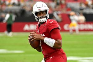 GLENDALE, ARIZONA - OCTOBER 19: Jacoby Brissett #7 of the Arizona Cardinals warms up before the game against the Green Bay Packers at State Farm Stadium on October 19, 2025 in Glendale, Arizona. (Photo by Norm Hall/Getty Images)