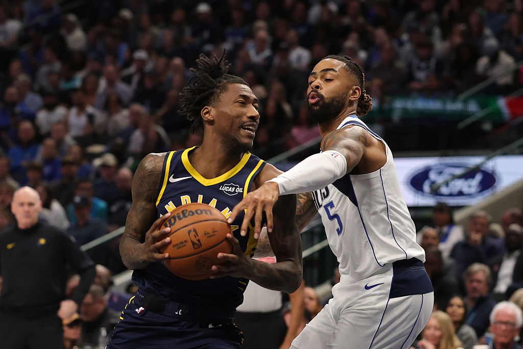 DALLAS, TEXAS - OCTOBER 29: Quenton Jackson #29 of the Indiana Pacers drives to the basket against D'Angelo Russell #5 of the Dallas Mavericks during the second half of a game at American Airlines Center on October 29, 2025 in Dallas, Texas. NOTE TO USER: User expressly acknowledges and agrees that, by downloading and or using this photograph, User is consenting to the terms and conditions of the Getty Images License Agreement. (Photo by Stacy Revere/Getty Images)