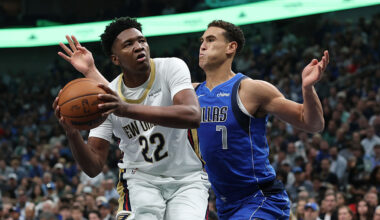 DALLAS, TEXAS - NOVEMBER 05: Derik Queen #22 of the New Orleans Pelicans is defended by Dwight Powell #7 of the Dallas Mavericks during the first half at American Airlines Center on November 05, 2025 in Dallas, Texas. NOTE TO USER: User expressly acknowledges and agrees that, by downloading and or using this photograph, User is consenting to the terms and conditions of the Getty Images License Agreement. (Photo by Stacy Revere/Getty Images)