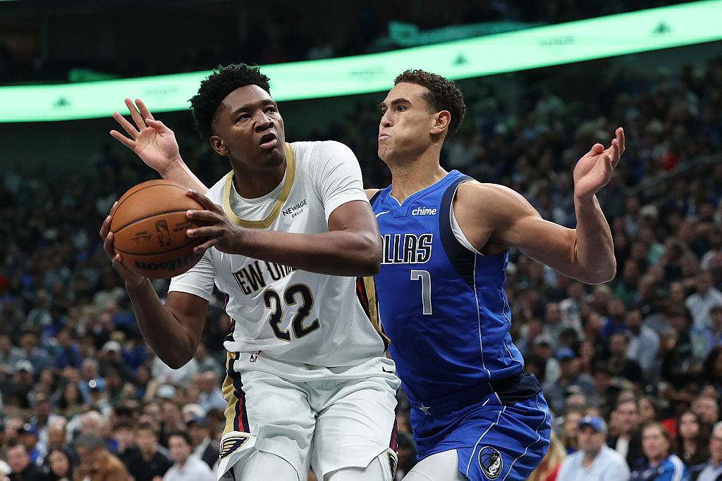 DALLAS, TEXAS - NOVEMBER 05: Derik Queen #22 of the New Orleans Pelicans is defended by Dwight Powell #7 of the Dallas Mavericks during the first half at American Airlines Center on November 05, 2025 in Dallas, Texas. NOTE TO USER: User expressly acknowledges and agrees that, by downloading and or using this photograph, User is consenting to the terms and conditions of the Getty Images License Agreement. (Photo by Stacy Revere/Getty Images)