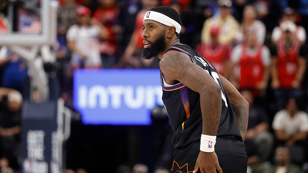 Royce O'Neale's heave just misses as Suns fall to Hawks