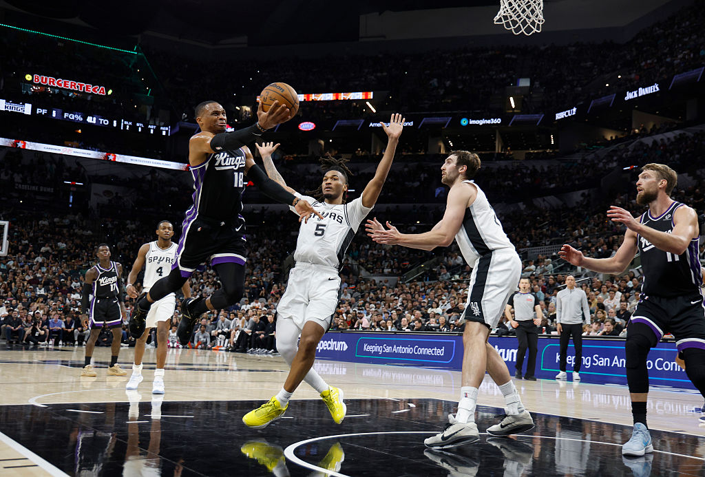 Familiar faces in San Antonio hand Kings their sixth-straight loss