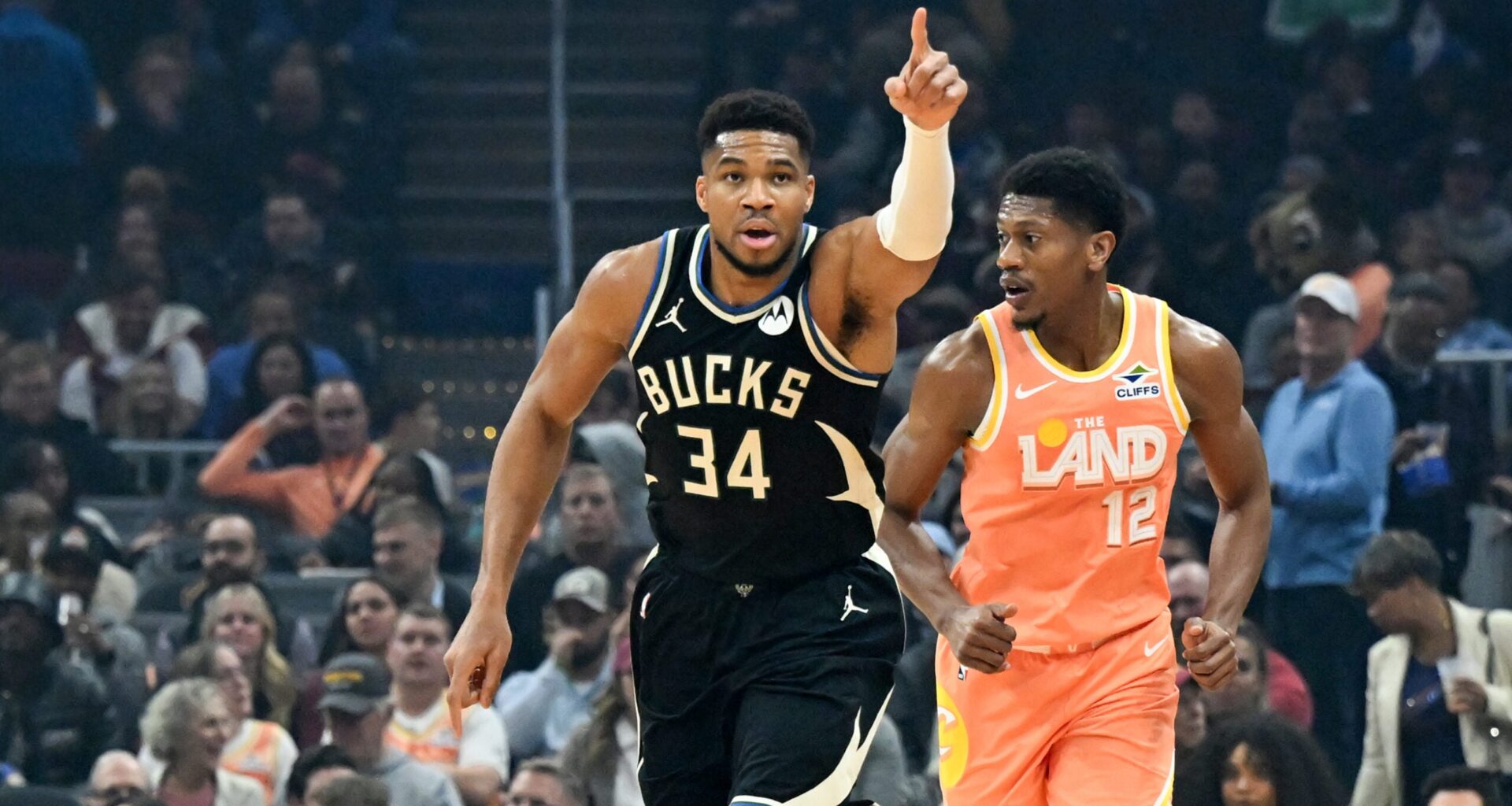 Giannis Antetokounmpo (left groin strain) leaves game vs. Cavs