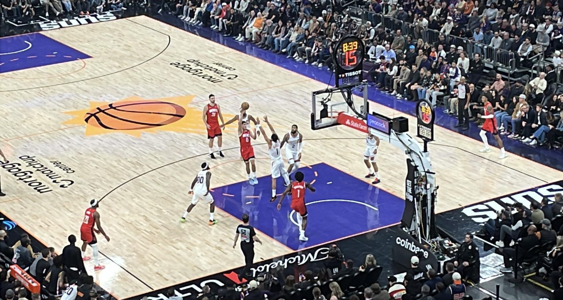 The Phoenix Suns (11-6) welcomed the Houston Rockets (10-4) on Monday night at the Mortgage Matchup Center.