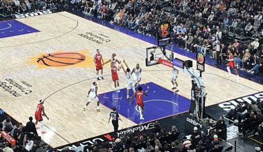 The Phoenix Suns (11-6) welcomed the Houston Rockets (10-4) on Monday night at the Mortgage Matchup Center.