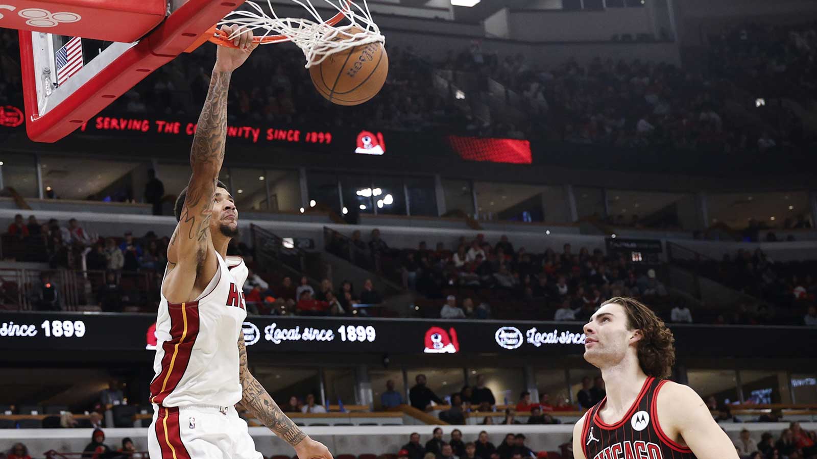 Miami Heat center Kel'el Ware (7) scores against the Chicago Bulls during the second half at United Center.