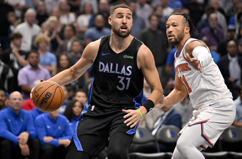 Klay Thompson, who scored 13 points, drives on Jalen Brunson during the Knicks' win over the Mavericks.