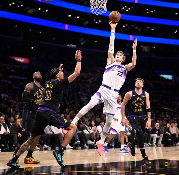 Utah Jazz forward Lauri Markkanen shoots in front of Lakers...