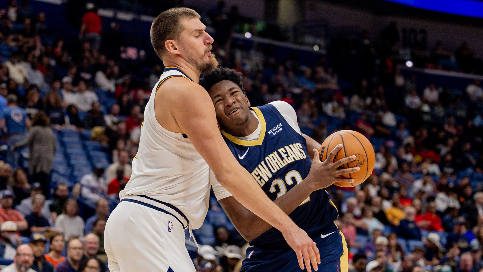 New Orleans Pelicans center Derik Queen (22) fights for position gains Denver Nuggets center Nikola Jokić (15) during the second half at Smoothie King Center.