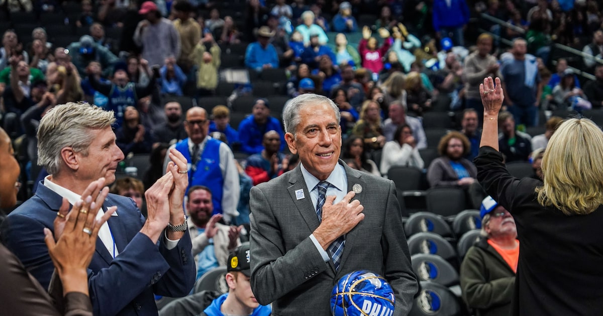 Mavs honoring VP of corporate sponsorships Billy Phillips as he retires after 33 years