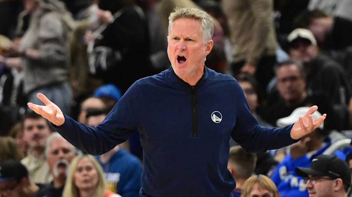 Golden State Warriors head coach Steve Kerr calls a play in the 3rd quarter against the Milwaukee Bucks at Fiserv Forum.
