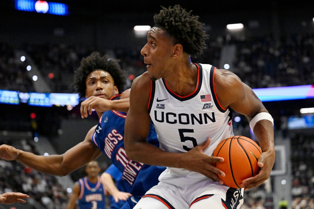 UConn men's basketball dominates UMass Lowell, 110-47, in Reed's return