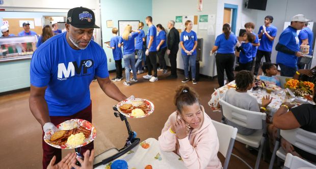 Team ambassador Nick Anderson serves at the Orlando Magic 33rd Annual Thanksgiving Breakfast in partnership with the Coalition for the Homeless of Central Florida at their downtown campus on Thursday morning. (Joe Burbank/Orlando Sentinel)