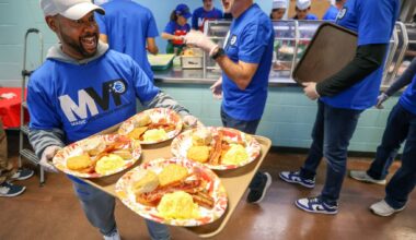Orlando Magic serve Thanksgiving meal at homeless shelter
