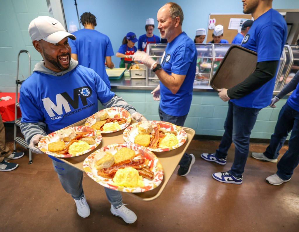 Orlando Magic serve Thanksgiving meal at homeless shelter