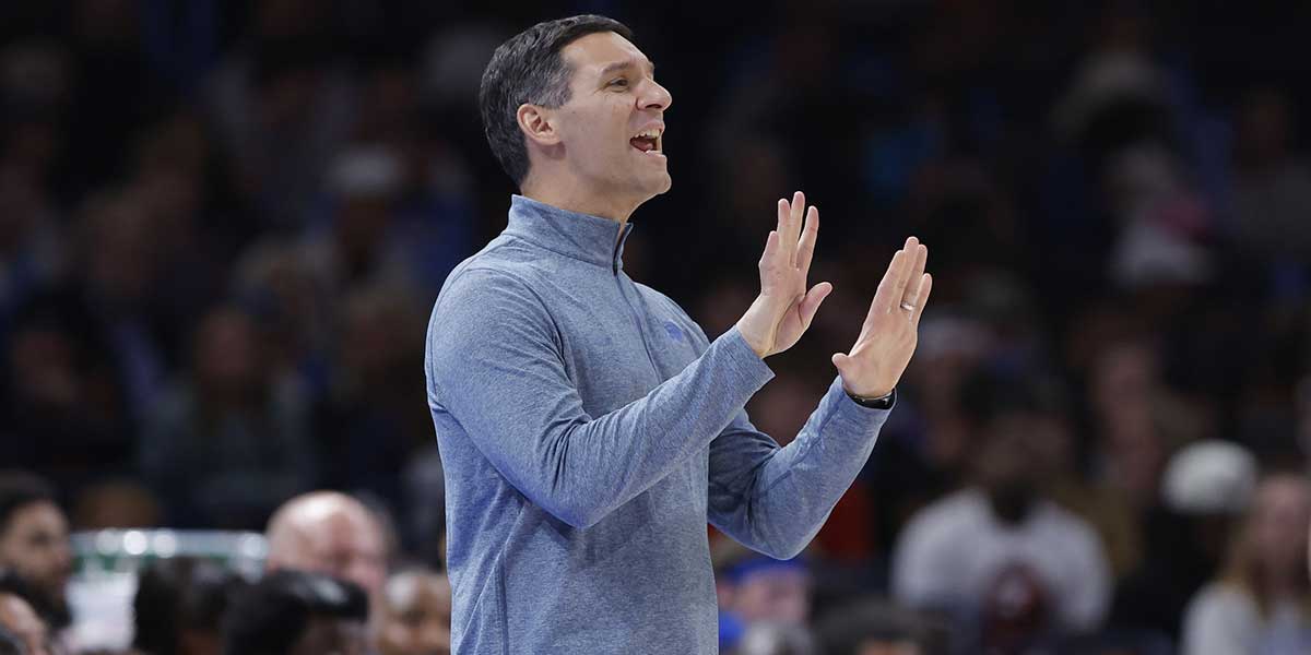 Thunder head coach Mark Daigneault gestures to his team during a play against the Washington Wizards during the second half at Paycom Center