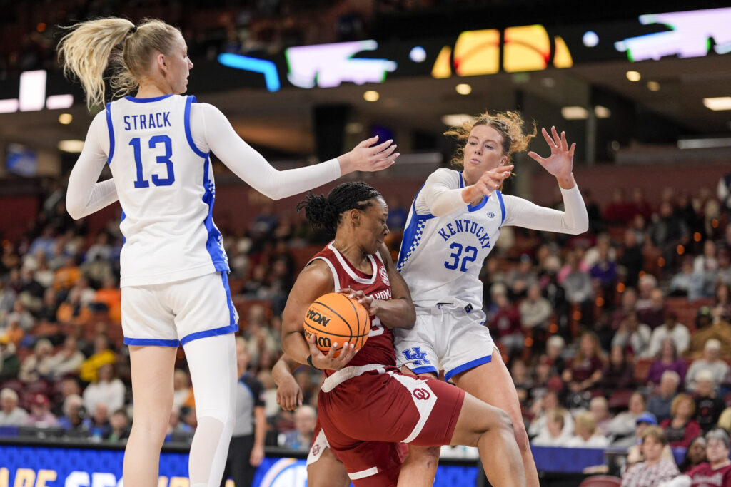 Kentucky Wildcats center Clara Strack and forward Amelia Hassett