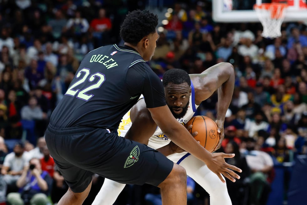 Golden State Warriors forward Draymond Green tries to get around New Orleans Pelicans center...