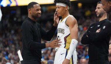 New Orleans Pelicans head coach Willie Green, left, confers with guard Jeremiah Fears, center, as assistant coach James Borrego looks on.