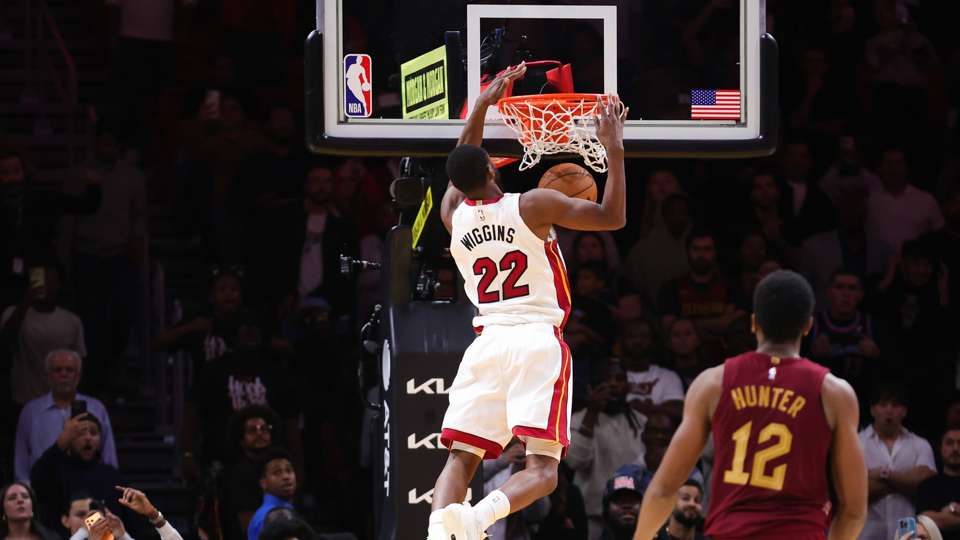 Heat win OT thriller over Cavs on lob dunk at buzzer