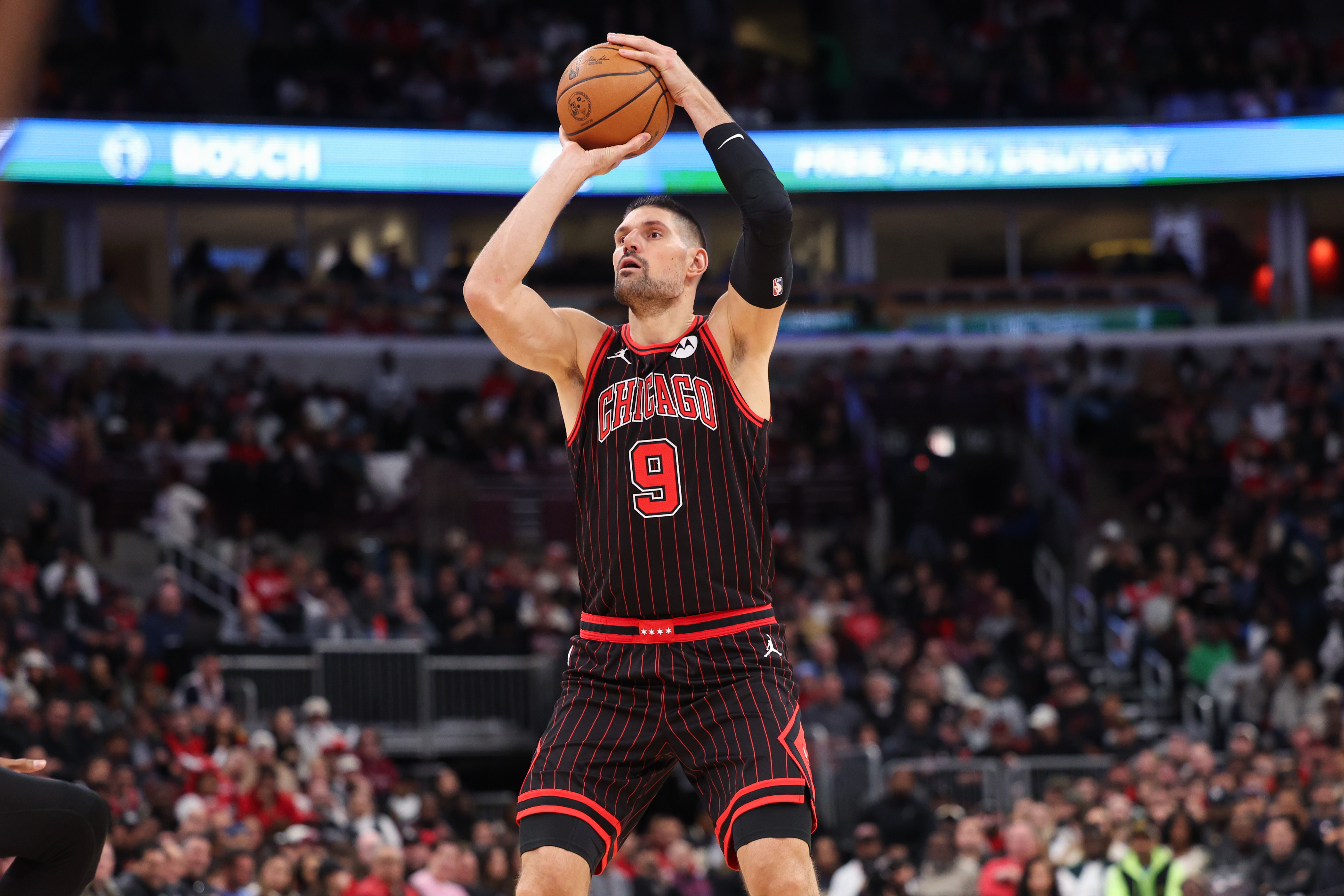 Chicago Bulls center Nikola Vučević (9) takes a shot during the second quarter against the San Antonio Spurs at the United Center on Monday, Nov. 10, 2025, in Chicago. (Armando L. Sanchez/Chicago Tribune)