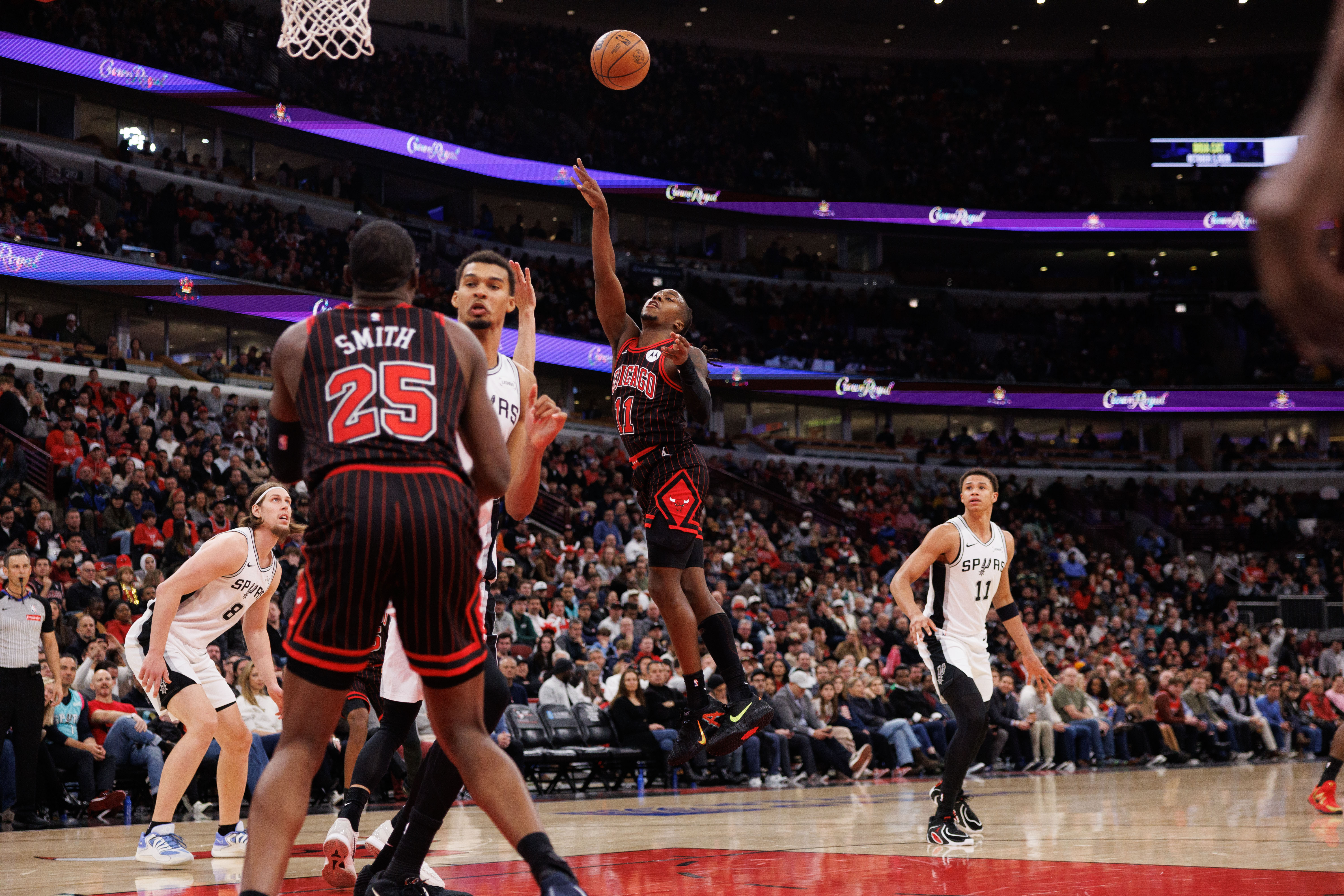 Chicago Bulls guard Ayo Dosunmu (11) goes up for a shot during the second quarter against the San Antonio Spurs at the United Center on Monday, Nov. 10, 2025, in Chicago. (Armando L. Sanchez/Chicago Tribune)