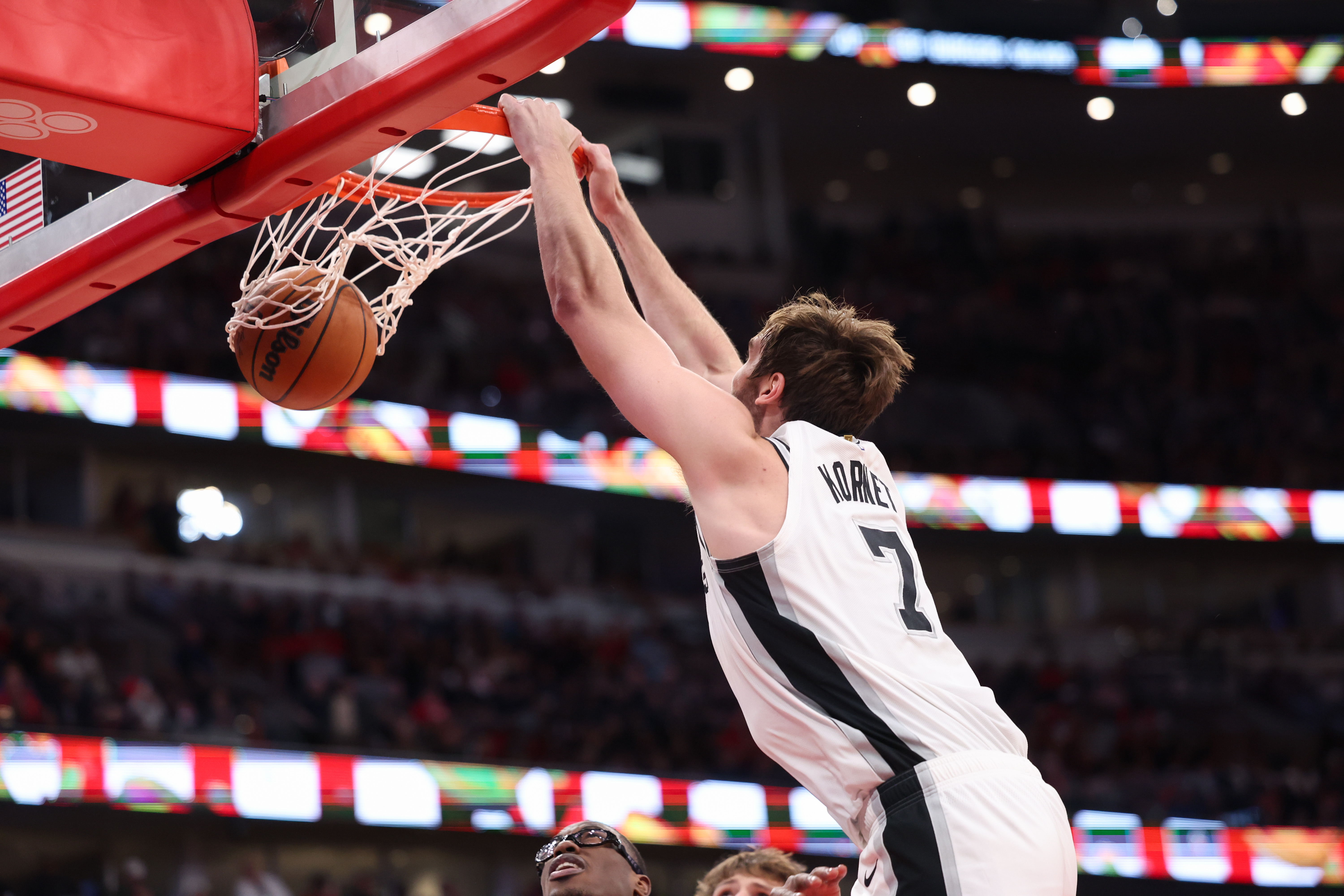 San Antonio Spurs center Luke Kornet (7) dunks the ball during the fourth quarter against the Chicago Bulls at the United Center on Monday, Nov. 10, 2025, in Chicago. (Armando L. Sanchez/Chicago Tribune)