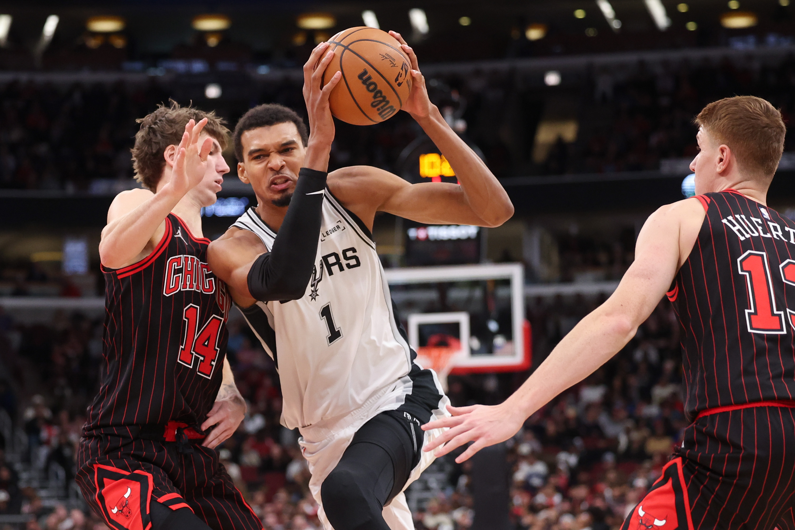 San Antonio Spurs forward Victor Wembanyama (1) drives against Chicago Bulls forward Matas Buzelis (14) during the fourth quarter at the United Center on Monday, Nov. 10, 2025, in Chicago. (Armando L. Sanchez/Chicago Tribune)