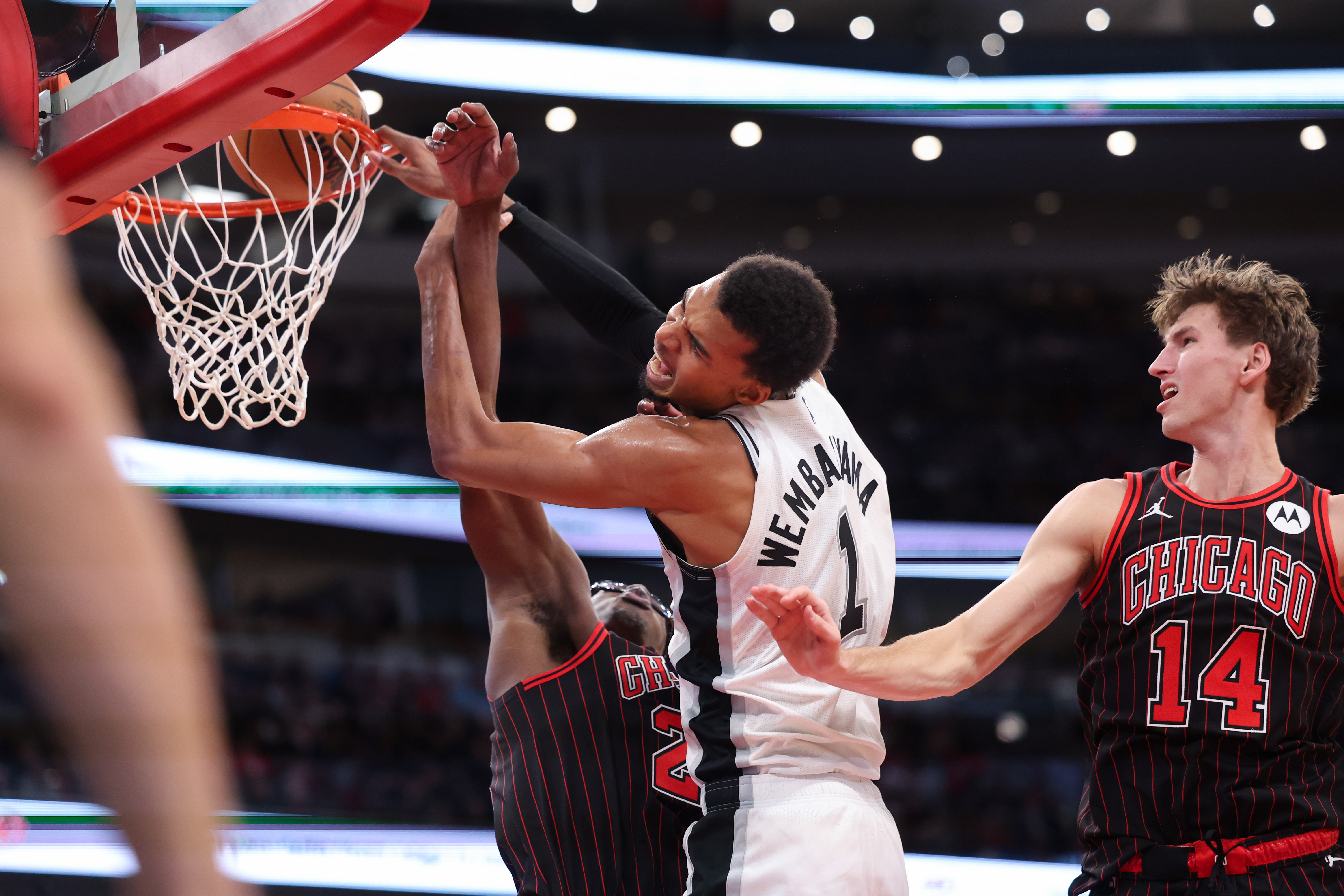 Chicago Bulls forward Jalen Smith (25) fouls San Antonio Spurs forward Victor Wembanyama (1) during the fourth quarter at the United Center on Monday, Nov. 10, 2025, in Chicago. (Armando L. Sanchez/Chicago Tribune)