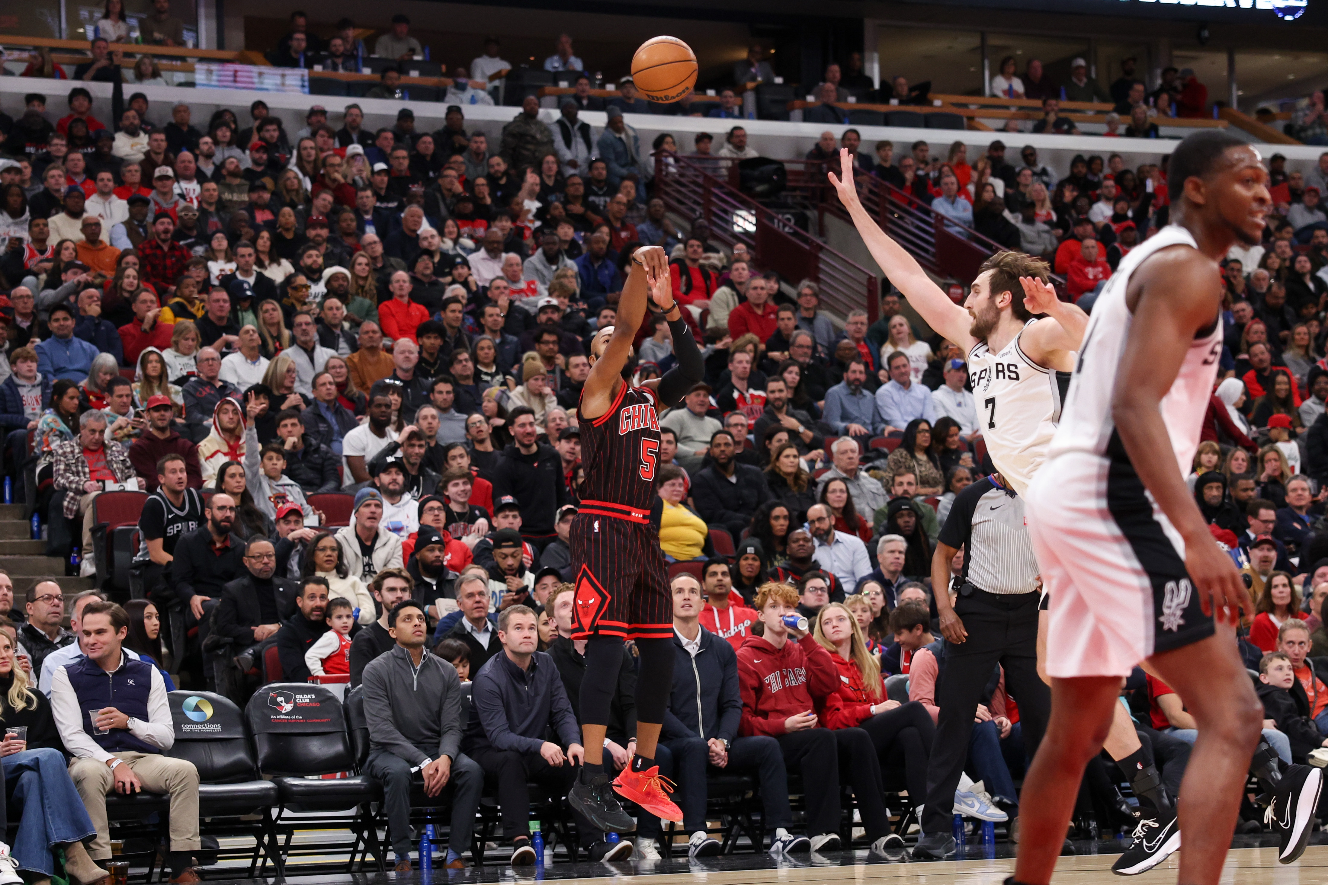 Chicago Bulls guard Jevon Carter (5) shoots a 3-point basket during the second quarter against the San Antonio Spurs at the United Center on Monday, Nov. 10, 2025, in Chicago. (Armando L. Sanchez/Chicago Tribune)