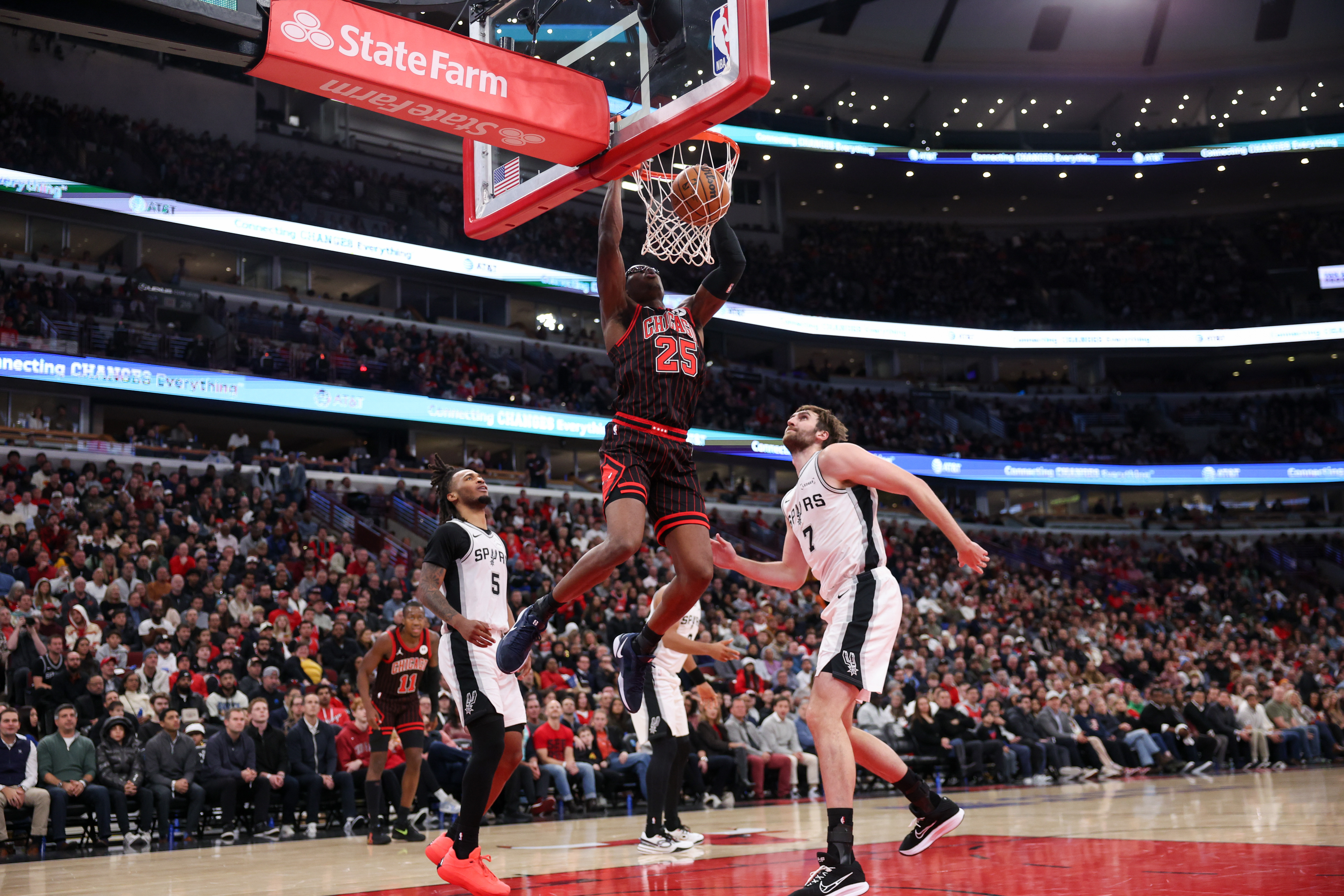 Chicago Bulls forward Jalen Smith (25) dunks the ball during the second quarter against the San Antonio Spurs at the United Center on Monday, Nov. 10, 2025, in Chicago. (Armando L. Sanchez/Chicago Tribune)