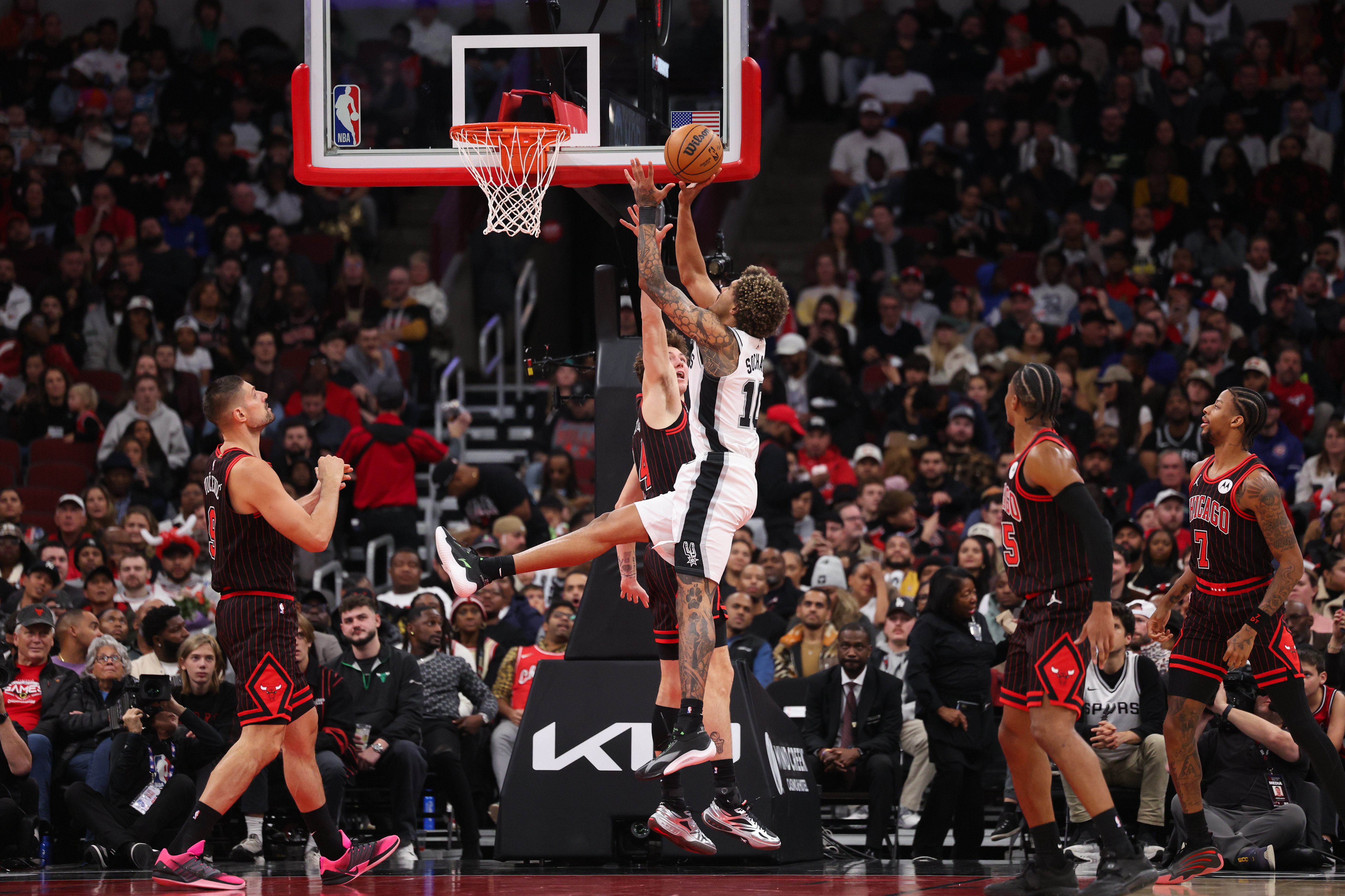 San Antonio Spurs forward Jeremy Sochan (10) takes a shot over Chicago Bulls forward Matas Buzelis (14) during the second quarter at the United Center on Monday, Nov. 10, 2025, in Chicago. (Armando L. Sanchez/Chicago Tribune)