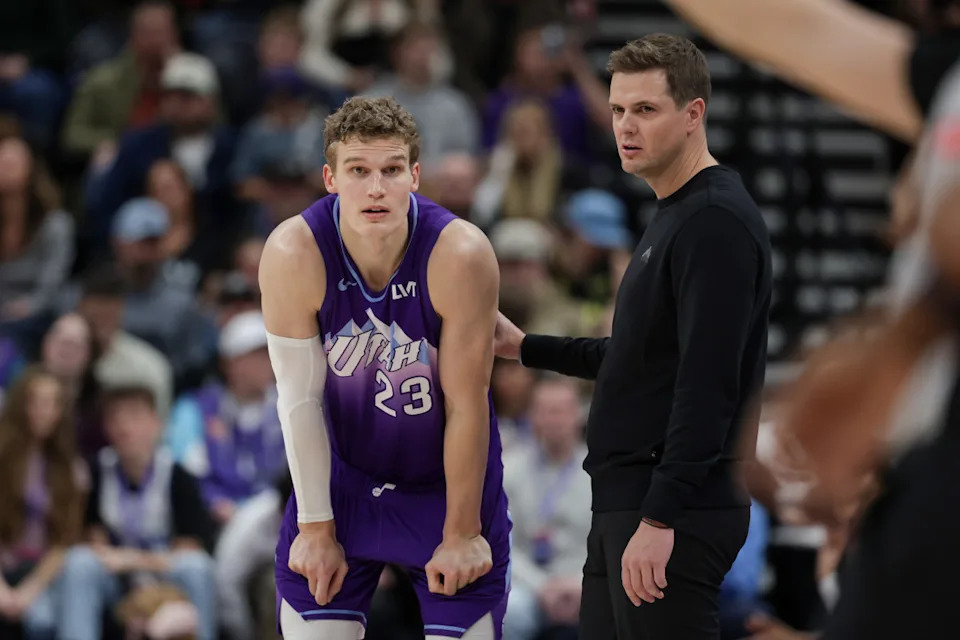 Utah Jazz forward Lauri Markkanen (23) and head coach Will Hardy© Chris Nicoll-Imagn Images