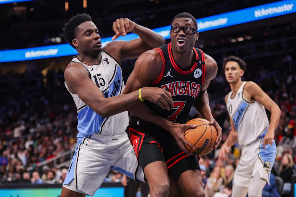 Atlanta Hawks center Clint Capela (15) defends Chicago Bulls forward Jalen Smith (7)Brett Davis-Imagn Images