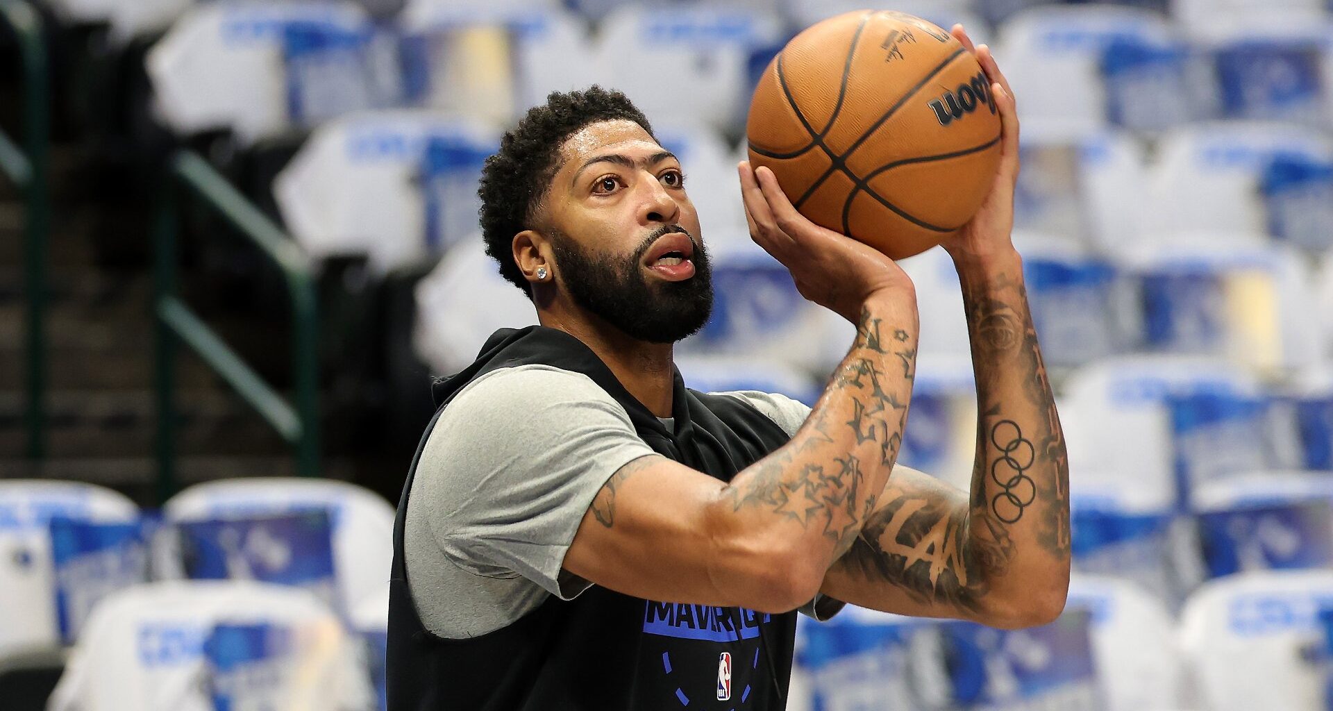 Mavs' Anthony Davis (calf strain) out at least 2 games