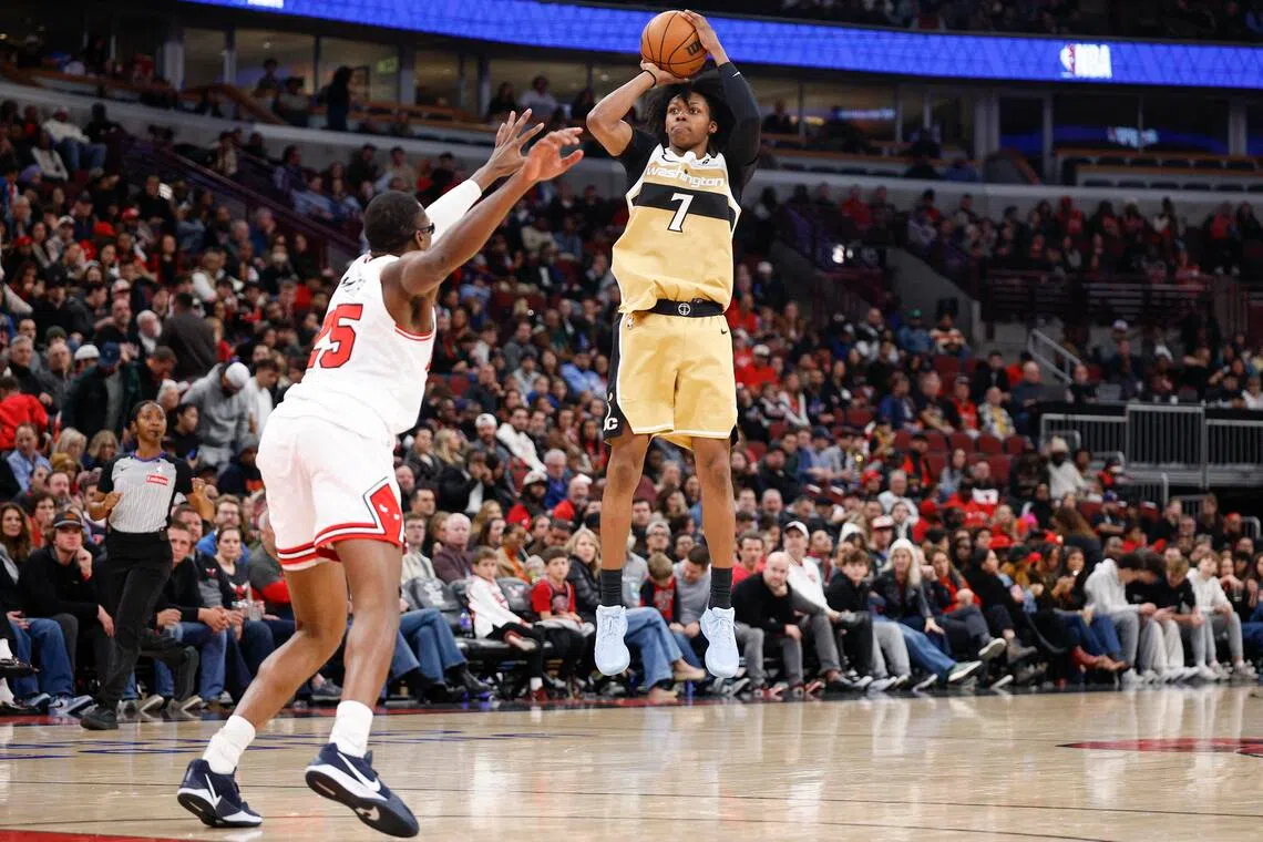 Washington Wizards guard Bub Carrington shoots against Chicago Bulls forward Jalen Smith during the second half at United Center.