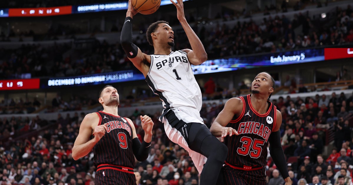 Wembanyama scores 38 points as Spurs rally past Bulls for 121-117 victory