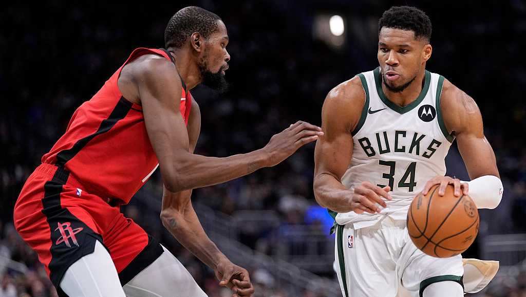 Durant leads fourth-quarter comeback as Rockets beat Bucks