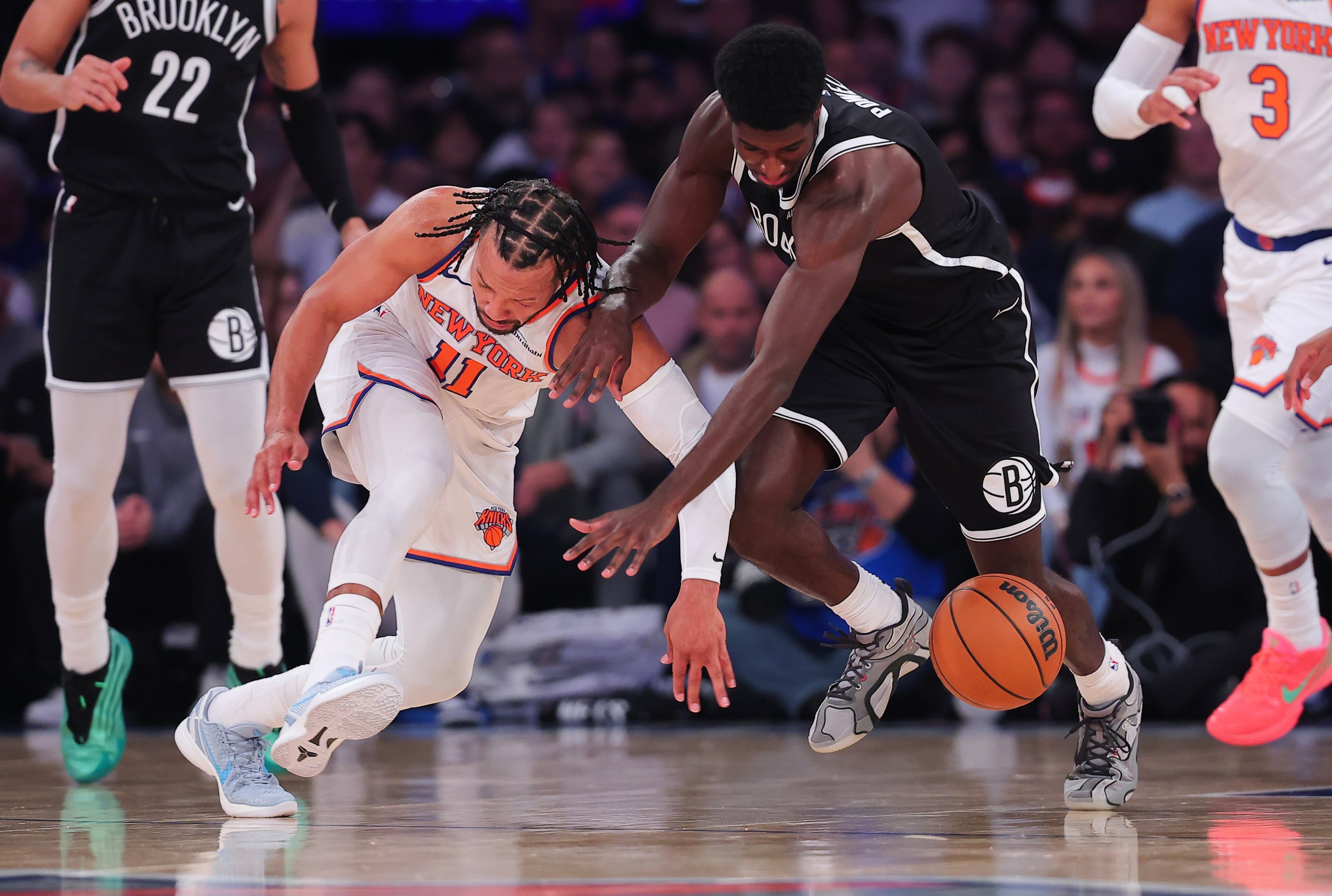 NEW YORK, NEW YORK - NOVEMBER 09: Jalen Brunson #11 of the New York Knicks and Drake Powell #4 of the Brooklyn Nets fight for a loose ball during the first quarter of the game at Madison Square Garden on November 09, 2025 in New York City. NOTE TO USER: User expressly acknowledges and agrees that, by downloading and or using this photograph, User is consenting to the terms and conditions of the Getty Images License Agreement. (Photo by Dustin Satloff/Getty Images)