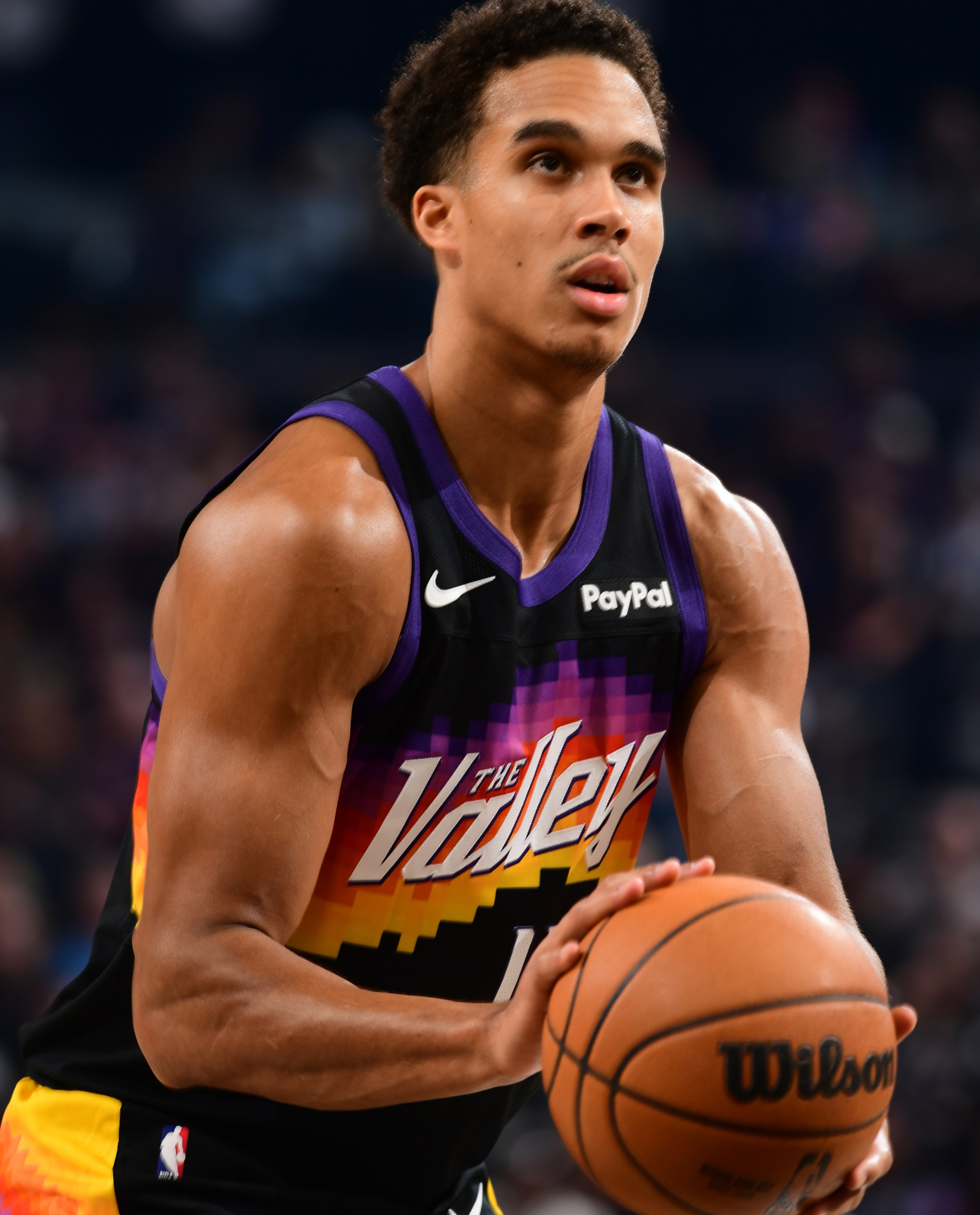 PHOENIX, AZ - NOVEMBER 13: Oso Ighodaro #11 of the Phoenix Suns shoots a free throw during the game against the Indiana Pacers on November 13, 2025 at PHX Arena in Phoenix, Arizona. NOTE TO USER: User expressly acknowledges and agrees that, by downloading and or using this photograph, user is consenting to the terms and conditions of the Getty Images License Agreement. Mandatory Copyright Notice: Copyright 2025 NBAE (Photo by Kate Frese/NBAE via Getty Images)