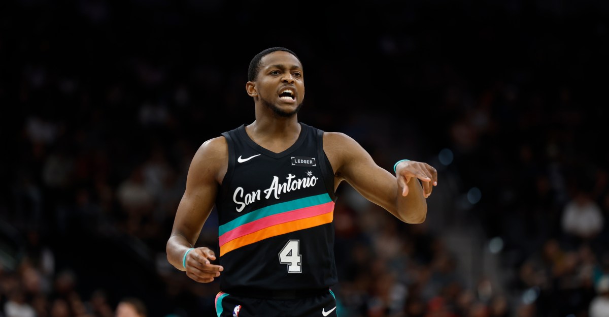 The Spurs aren’t letting injury problems sink them in the standings