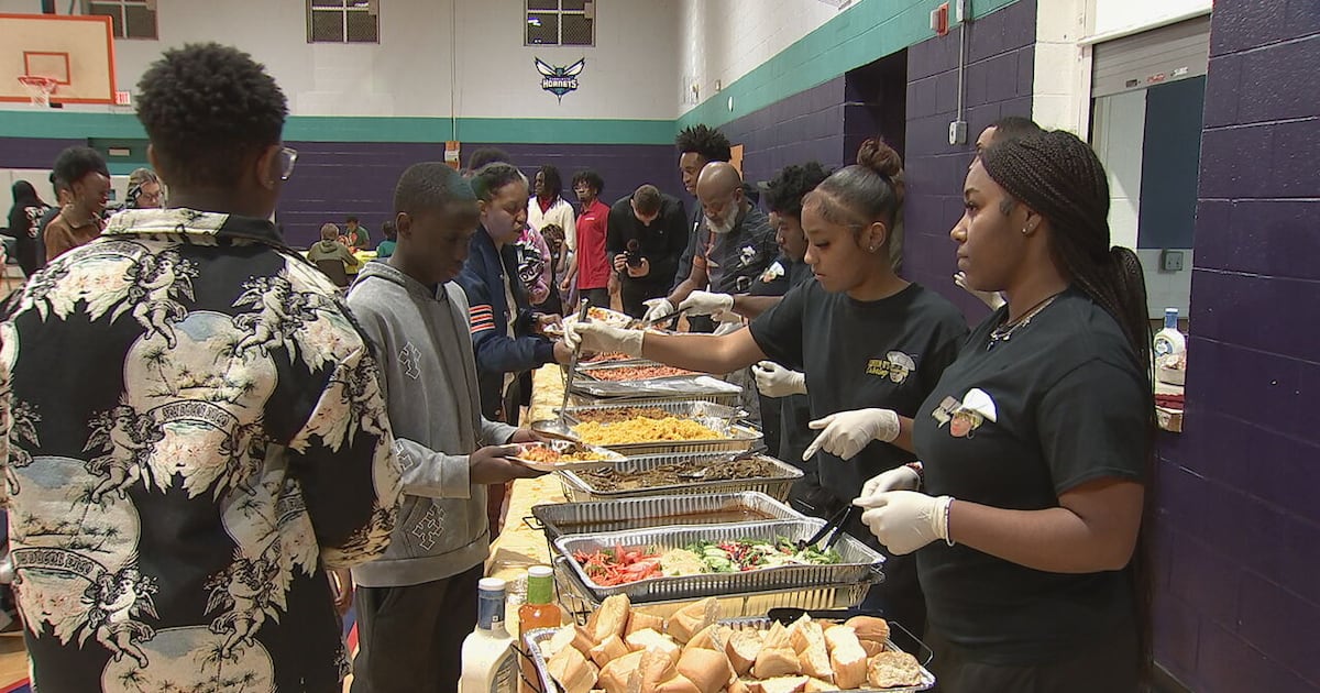Hornets’ Collin Sexton serves Thanksgiving meals to local kids – WSOC TV