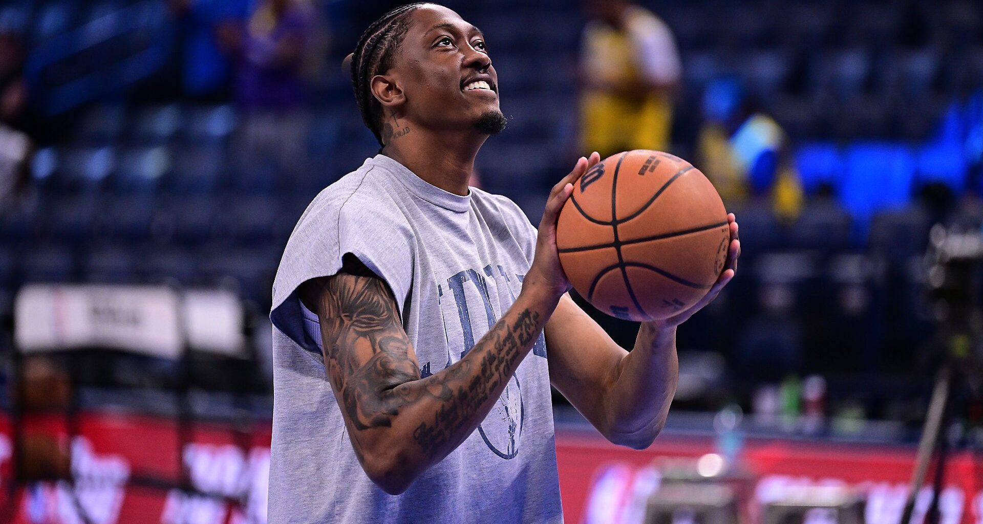 LeBron James returns to practice with Lakers, nears season debut