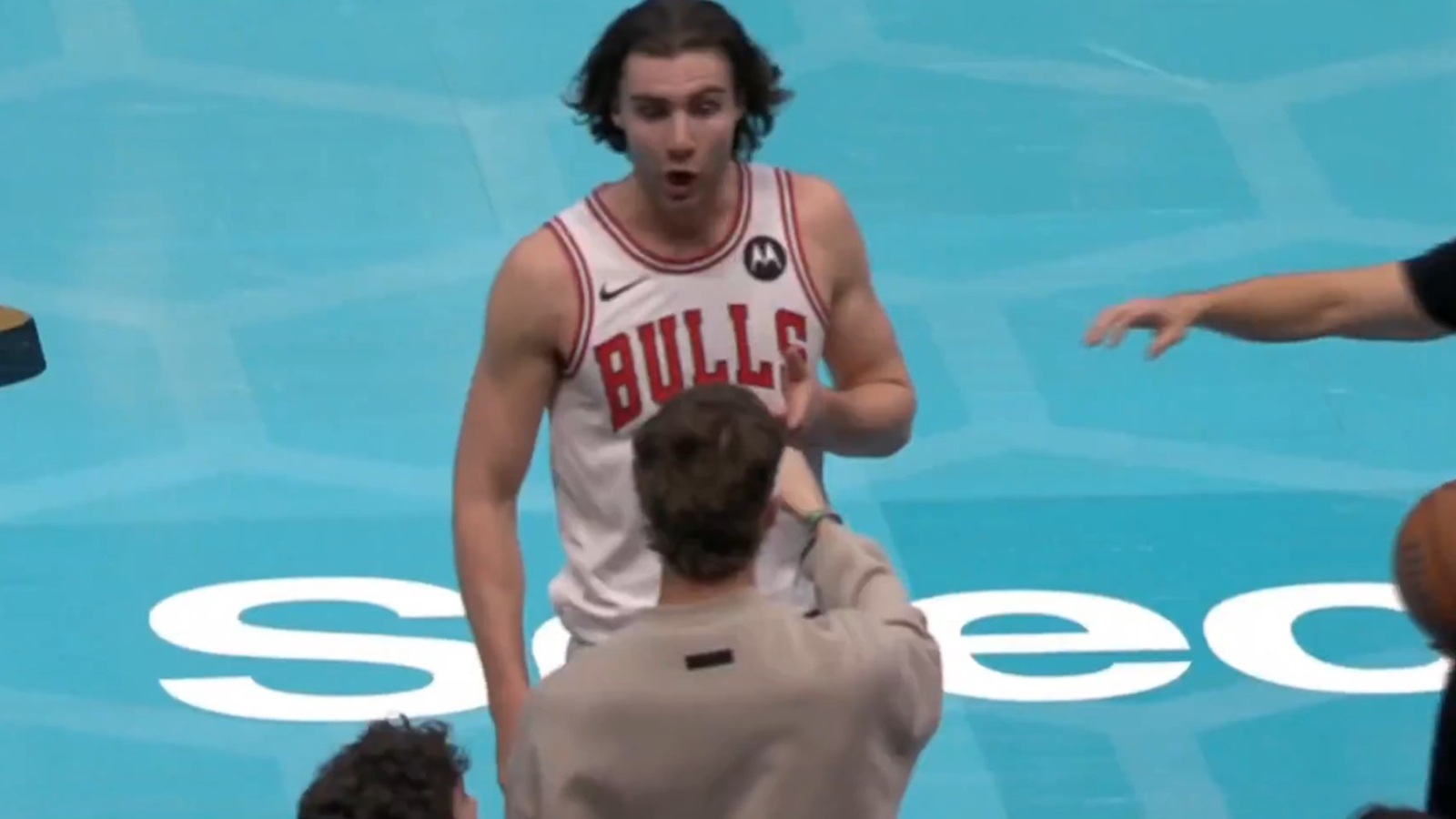 Josh Giddey confronting a fan