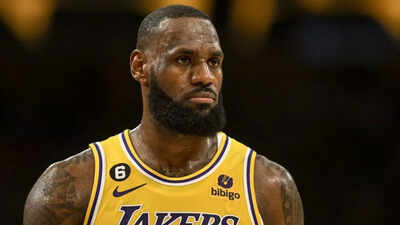 Is LeBron James playing tonight? Los Angeles Lakers legend's health status against Miami Heat revealed (11-02-2015)