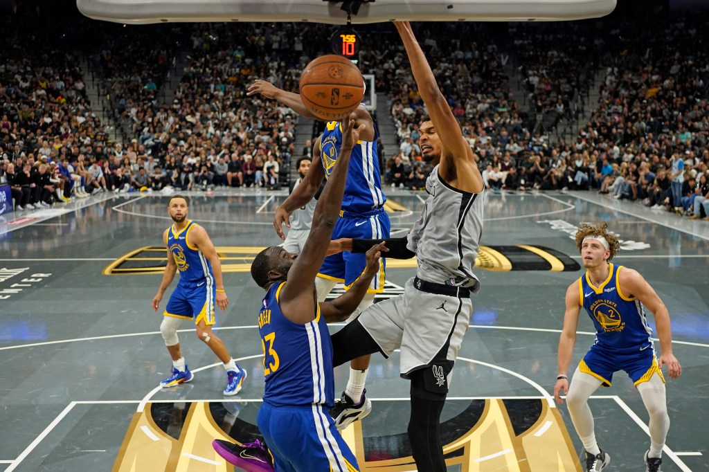 Wembanyama dunk Draymond Green