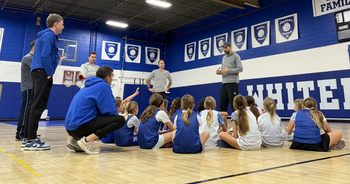 Warriors assistant coach surprises Wisconsin youth basketball team